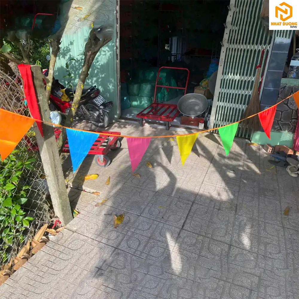 Cờ dây tam giác nhiều màu, cờ đuôi nheo